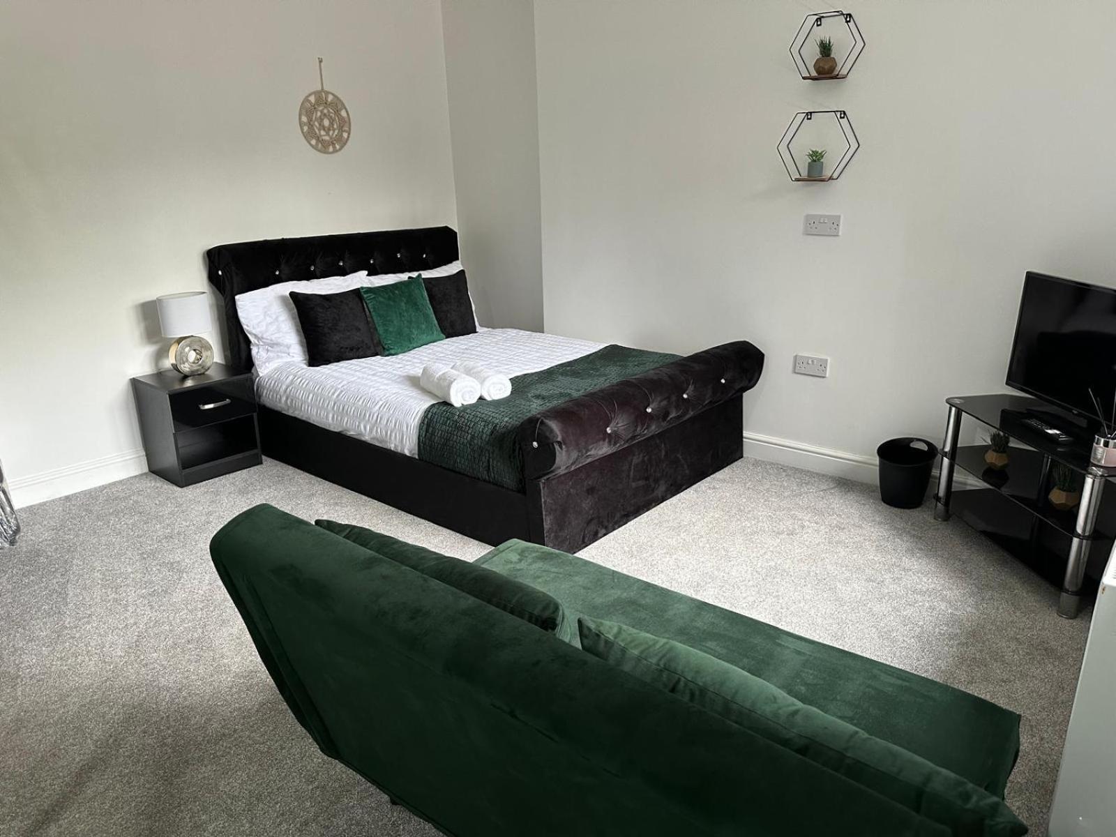 Shm Stays Ensuite Rooms Great For Long Term Stays & Short Stays 15 Min Drive To City Centre & Airport 5 Min Walk To Shops And Train Station 10 Mins To High Street Birmingham Exterior photo