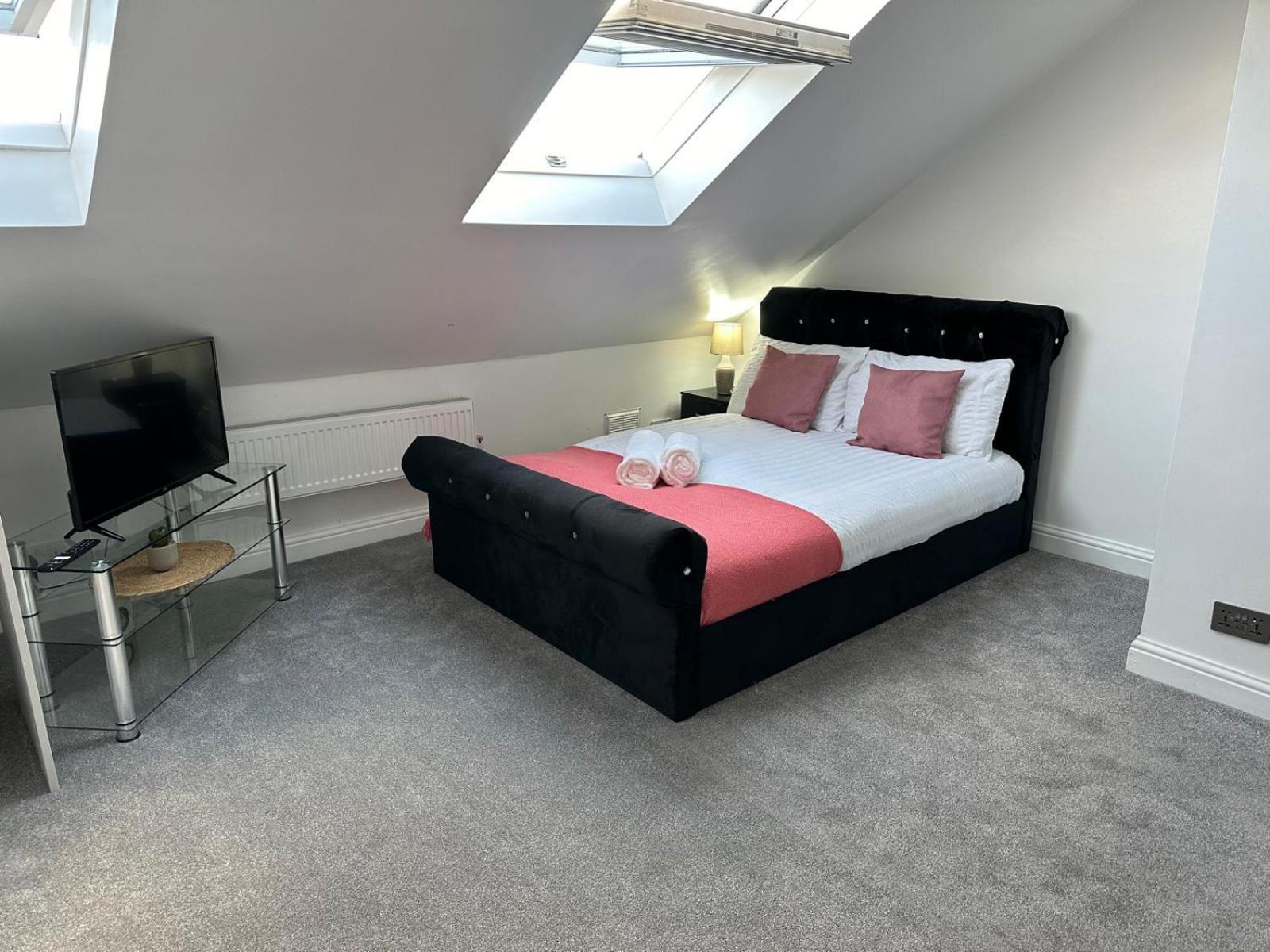 Shm Stays Ensuite Rooms Great For Long Term Stays & Short Stays 15 Min Drive To City Centre & Airport 5 Min Walk To Shops And Train Station 10 Mins To High Street Birmingham Exterior photo